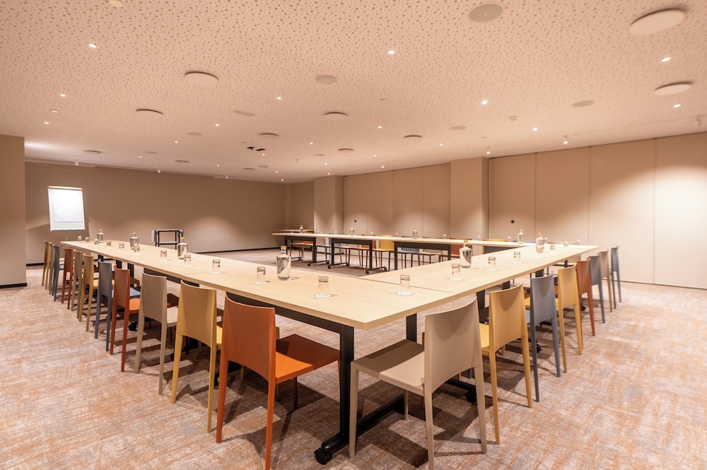 Holiday Inn Lisbon by IHG — Restaurant & bars in Lisbon, Lisboa