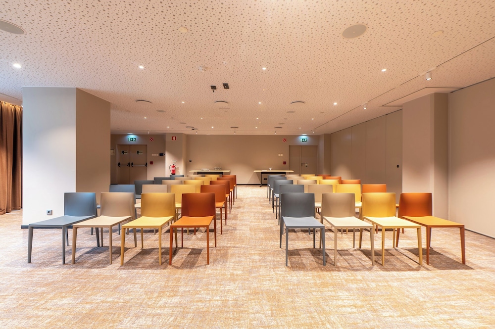 Holiday Inn Lisbon by IHG — Restaurant & bars in Lisbon, Lisboa