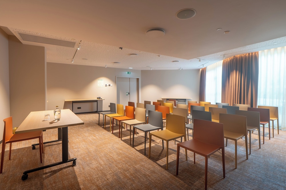 Holiday Inn Lisbon by IHG — Hotel building in Lisbon, Lisboa