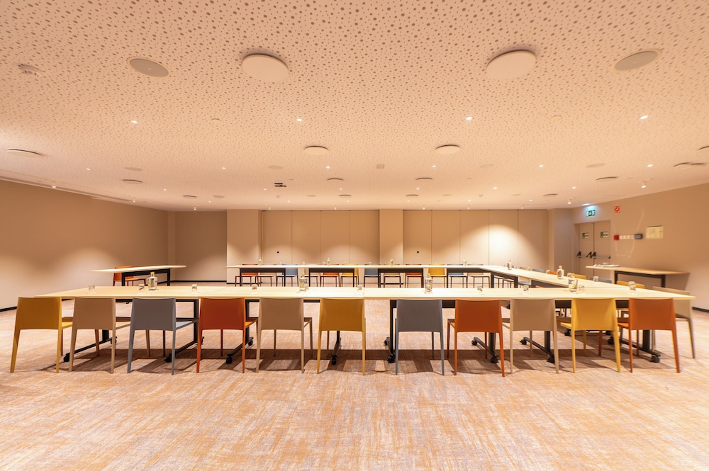 Holiday Inn Lisbon by IHG — Restaurant & bars in Lisbon, Lisboa