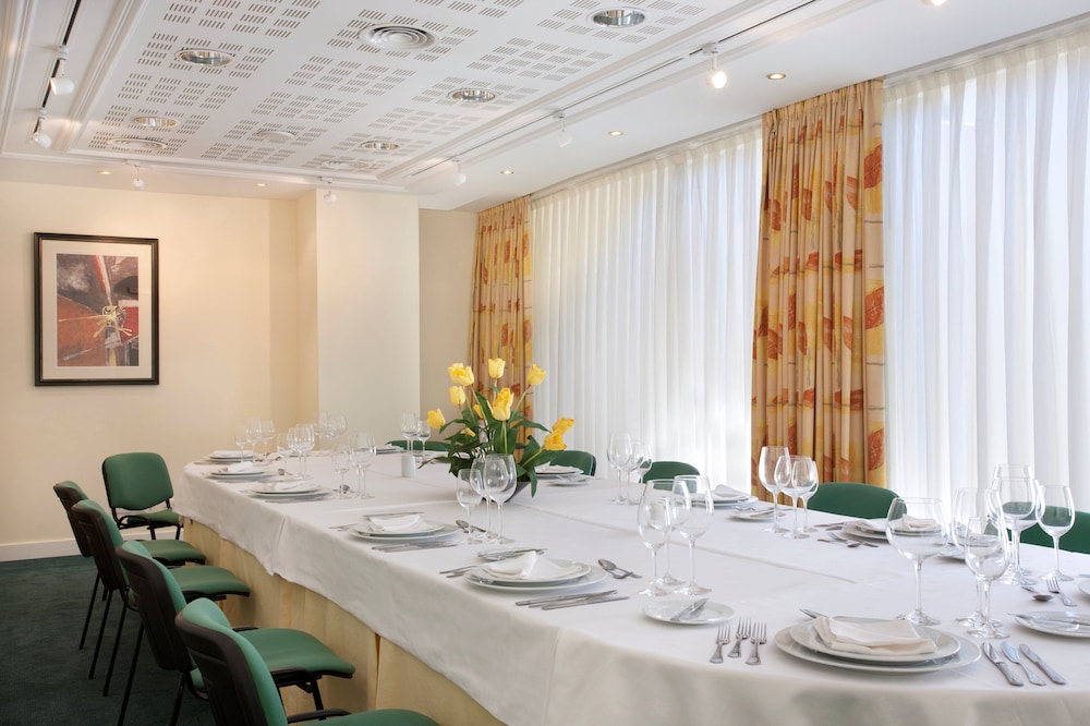 Holiday Inn Lisbon by IHG — Restaurant & bars in Lisbon, Lisboa