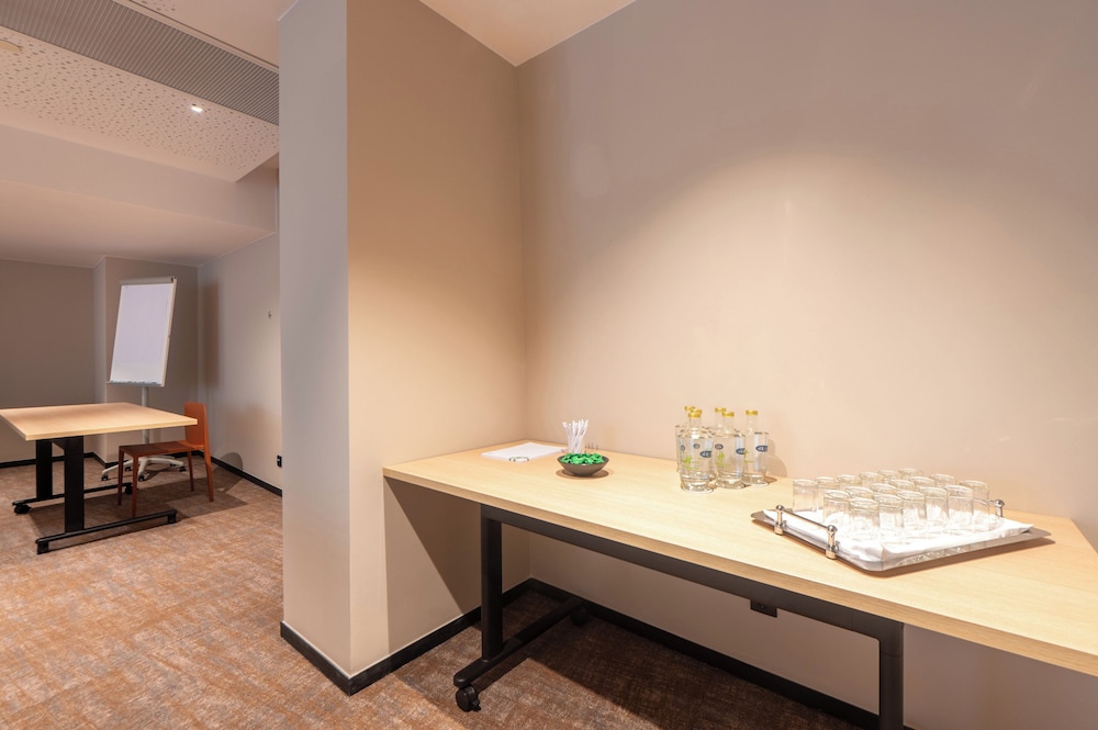 Holiday Inn Lisbon by IHG — Restaurant & bars in Lisbon, Lisboa