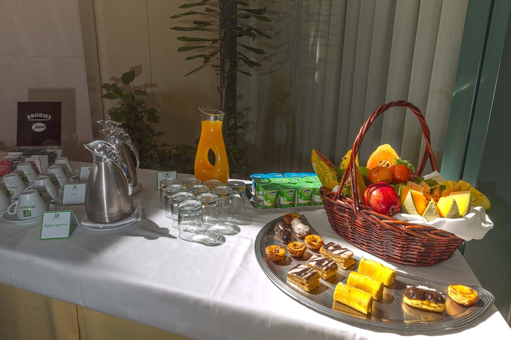 Holiday Inn Lisbon by IHG — Restaurant & bars in Lisbon, Lisboa