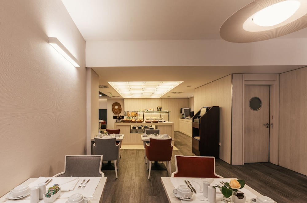 Marques De Pombal Hotel — Restaurant & bars in Lisbon, Lisboa