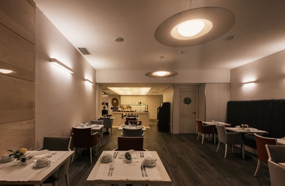Marques De Pombal Hotel — Restaurant & bars in Lisbon, Lisboa