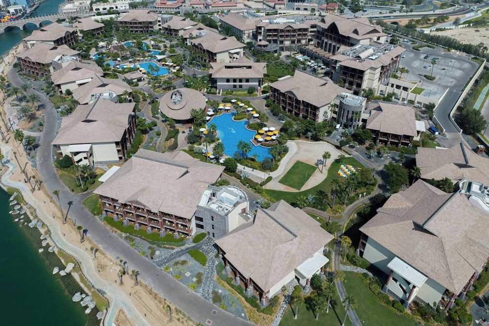 Lapita, Dubai Parks and Resorts, Autograph Collection — Swimming pool in Dubai
