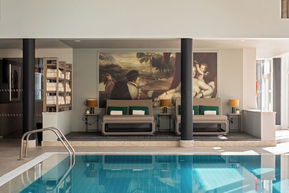 Pestana Palace Lisboa Hotel & National Monument - The Leading Hotels of the World — Swimming pool in Lisbon, Lisboa