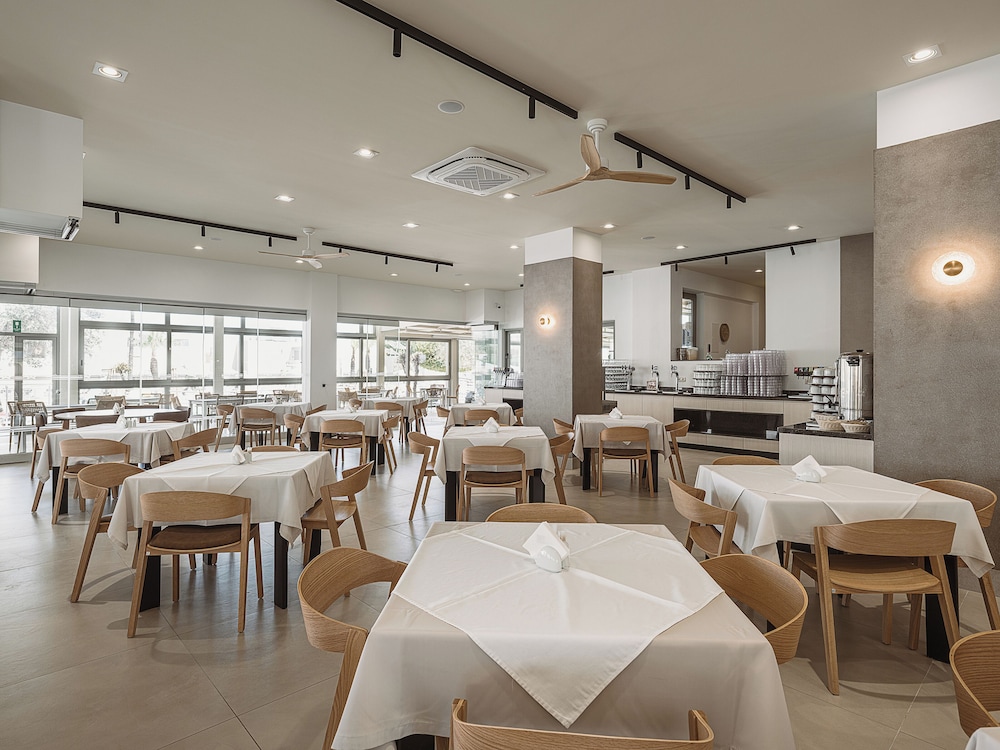 Sirios Village Hotel & Bungalows - All Inclusive — Restaurant & bars in Chania