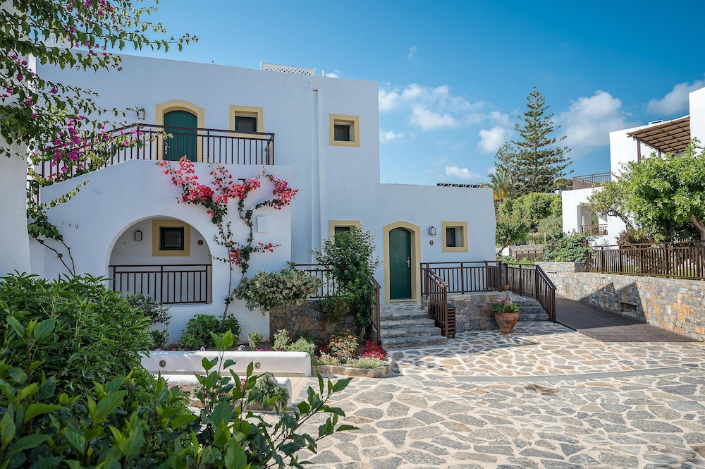 Creta Maris Resort - All Inclusive — Hotel building in Hersonissos