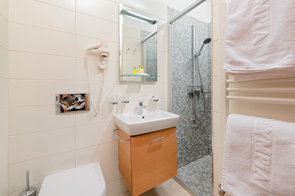 Hotel Olympia — Hotel rooms in Vodice, Šibenik-Knin