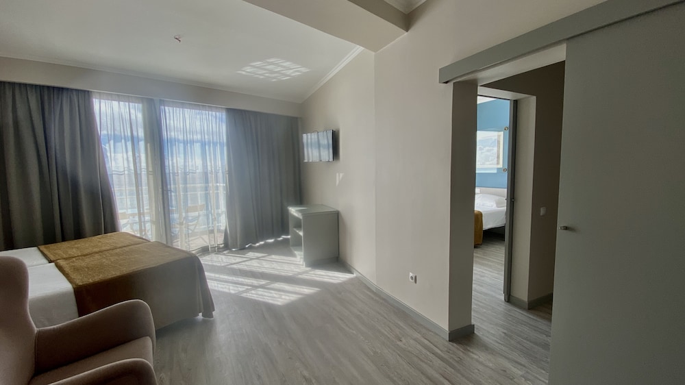 Hotel Orca Praia – Adults Only — Hotel rooms in Funchal, Madeira