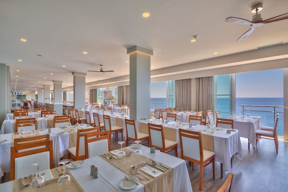 Hotel Orca Praia – Adults Only — Restaurant & bars in Funchal, Madeira