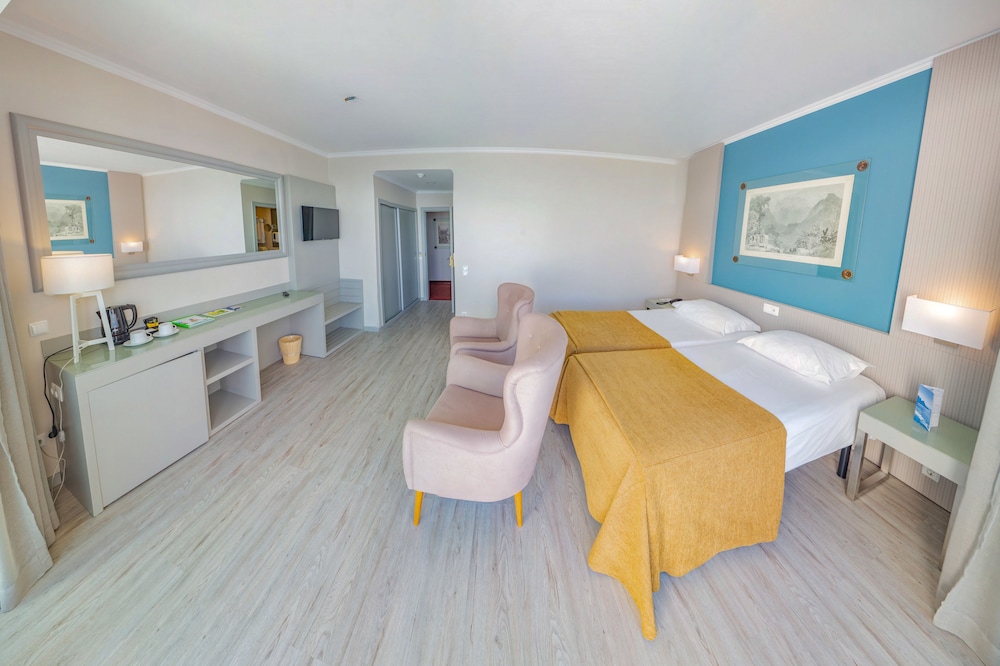 Hotel Orca Praia – Adults Only — Hotel rooms in Funchal, Madeira