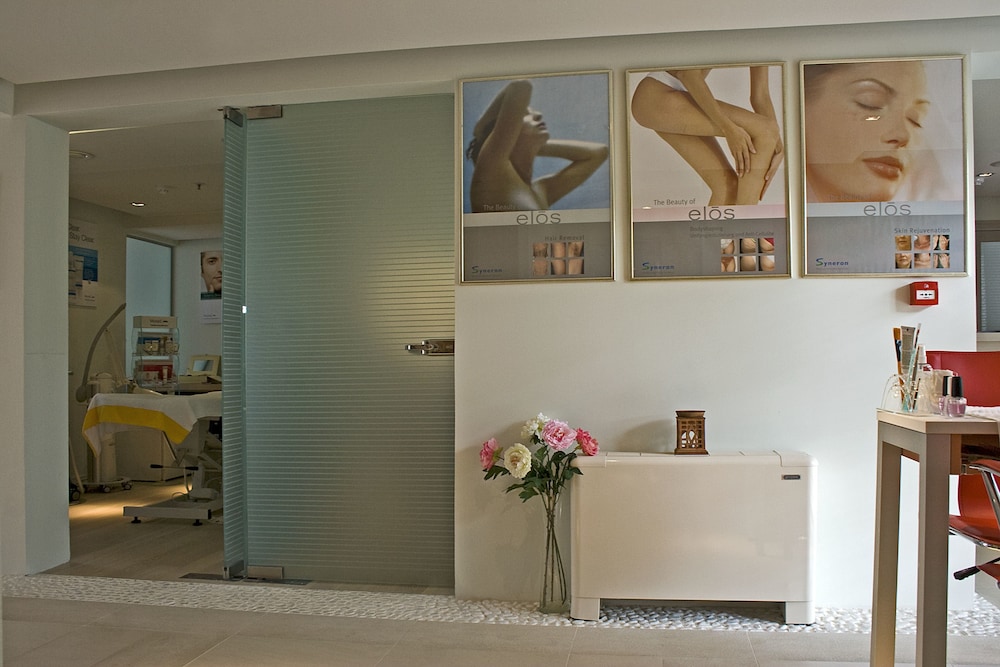 Hotel Osejava — Hotel building in Makarska, Split-Dalmatia