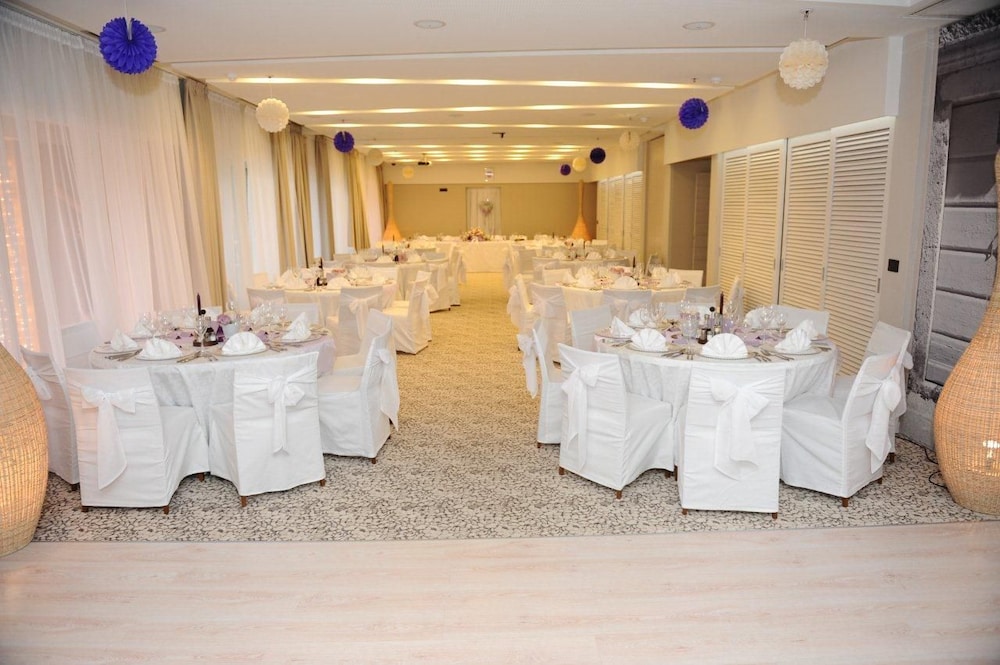 Hotel Osejava — Hotel building in Makarska, Split-Dalmatia