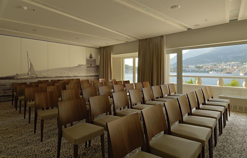 Hotel Osejava — Hotel building in Makarska, Split-Dalmatia