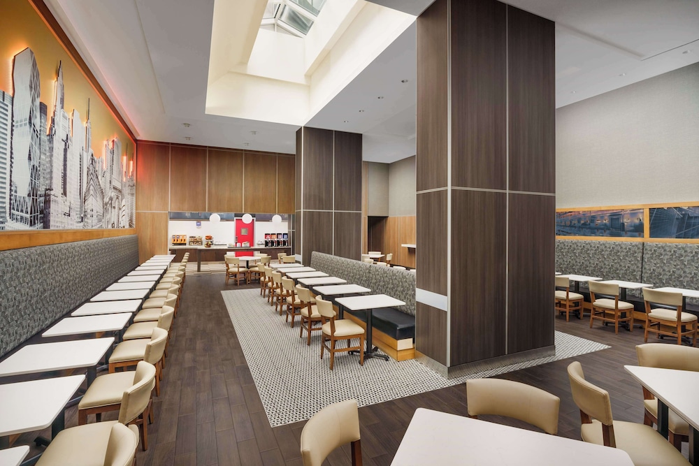 Hampton Inn Manhattan/Times Square Central — Restaurant & bars in New York City, New York State