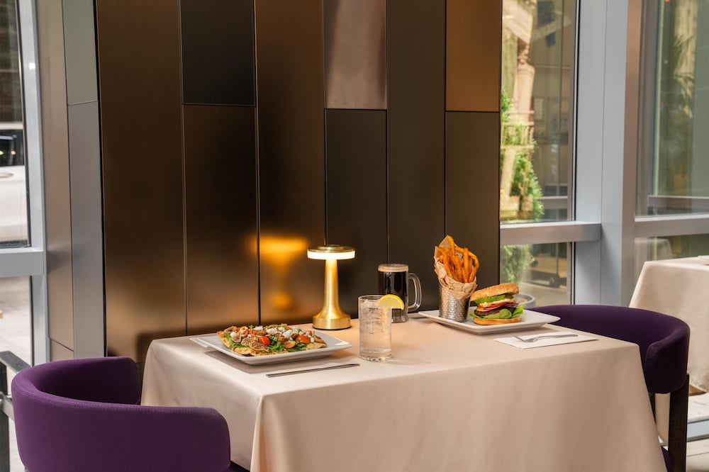 Embassy Suites by Hilton New York Manhattan Times Square — Restaurant & bars in New York City, New York State