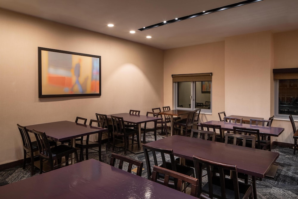 Embassy Suites by Hilton New York Manhattan Times Square — Restaurant & bars in New York City, New York State