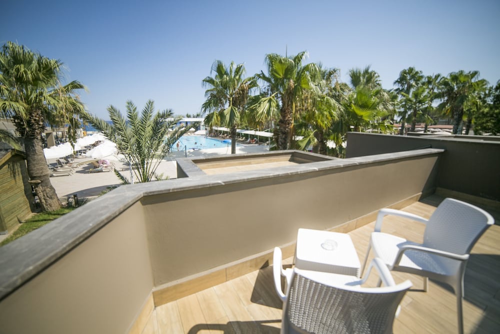 Sailor's Beach Club - All Inclusive — Swimming pool in Kemer
