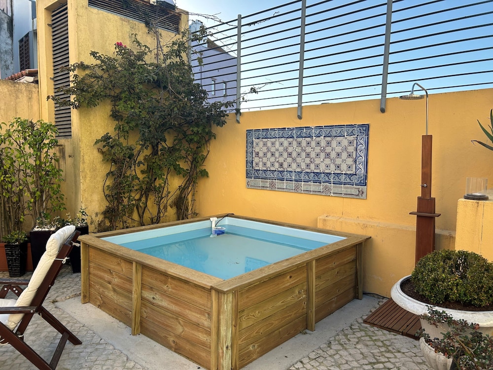 Solar Do Castelo, a Lisbon Heritage Collection — Swimming pool in Lisbon, Lisboa