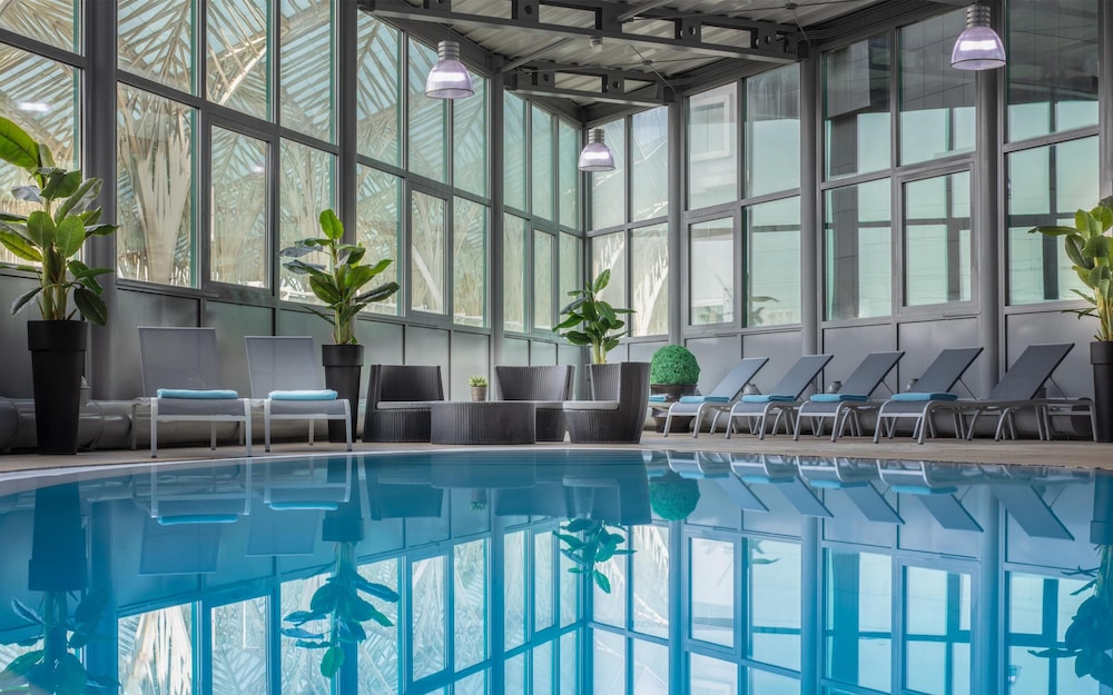 Tivoli Oriente Lisboa Hotel — Swimming pool in Lisbon, Lisboa