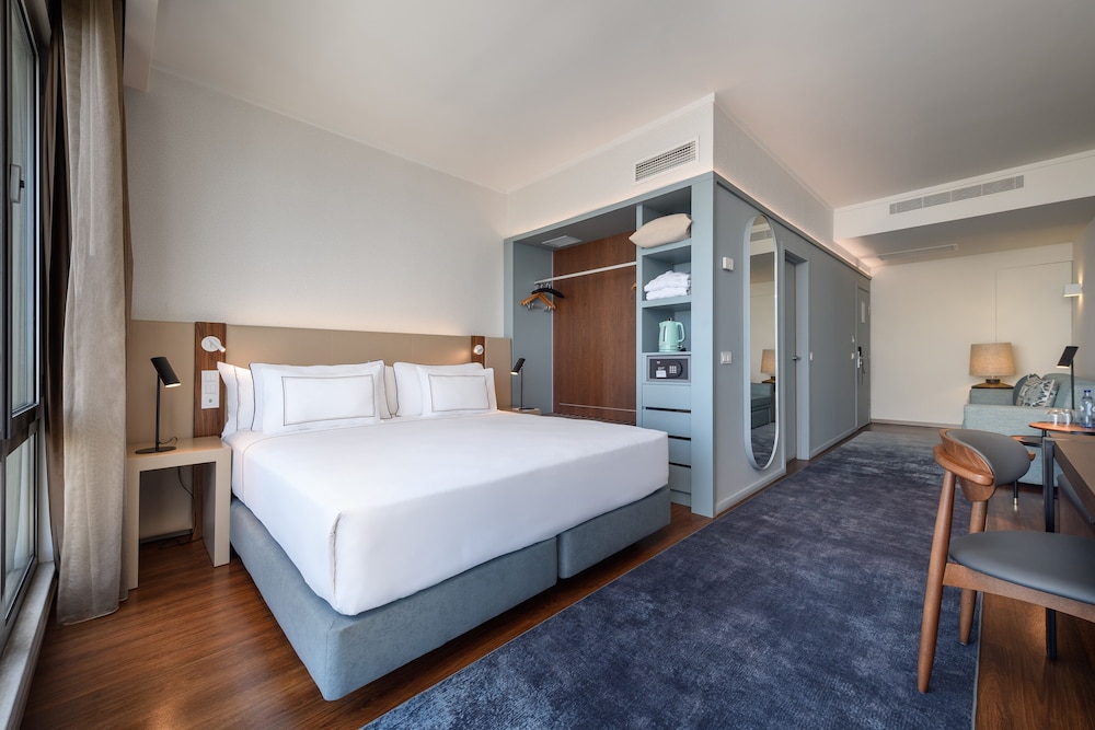 Melia Lisboa Oriente Hotel — Hotel rooms in Lisbon, Lisboa