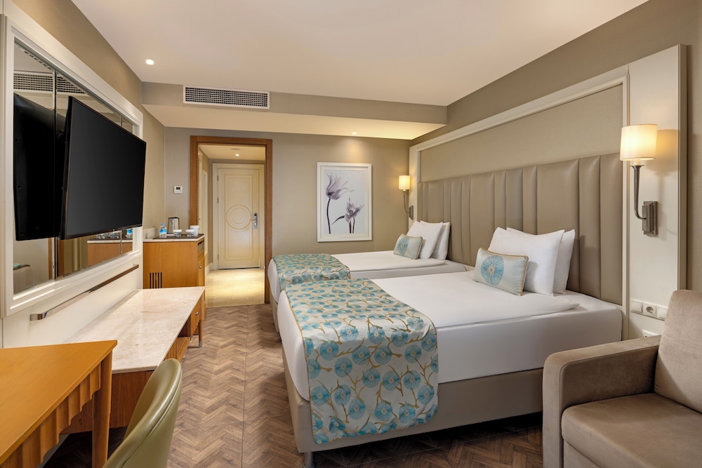 Titanic Deluxe Lara - All inclusive — Rooms in Lara