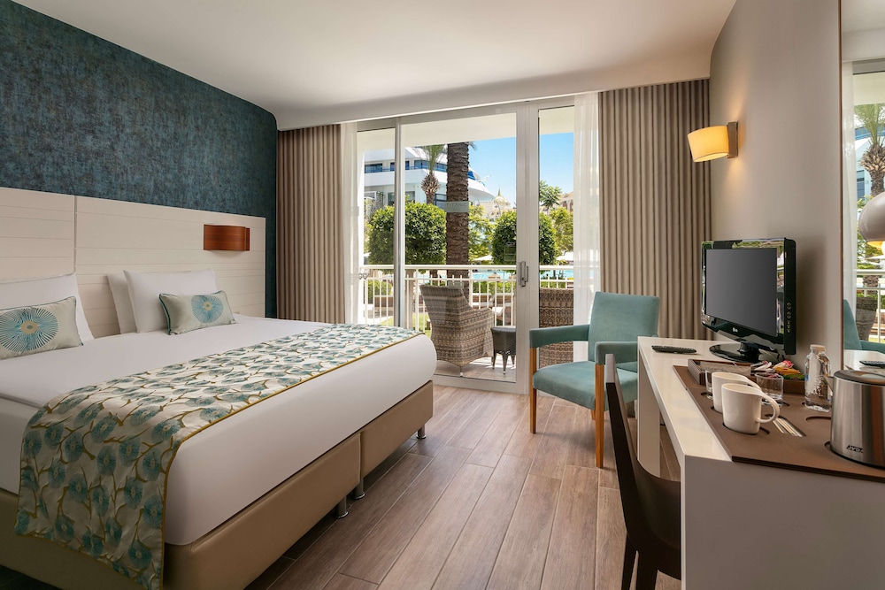 Titanic Deluxe Lara - All inclusive — Rooms in Lara