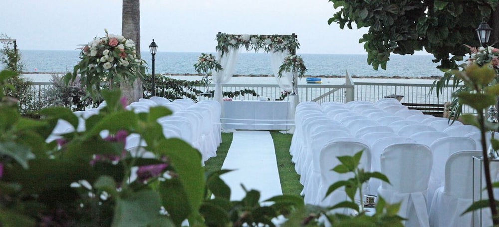 Poseidonia Beach Hotel — Hotel building in Limassol, Limassol Region