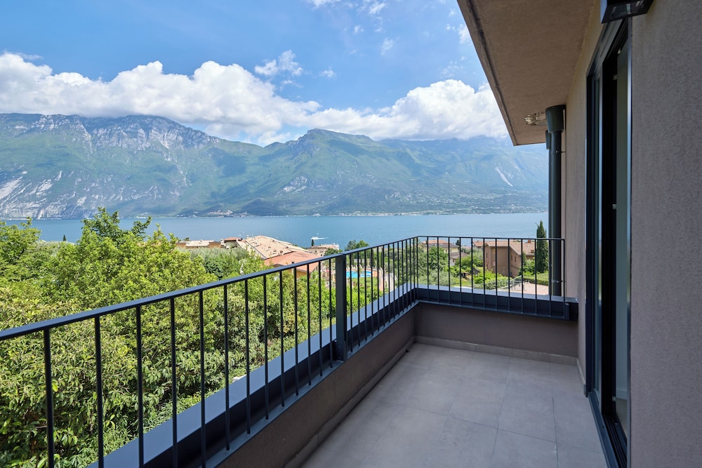 Hotel Royal Village — Hotel rooms in Limone sul Garda, Lombardy