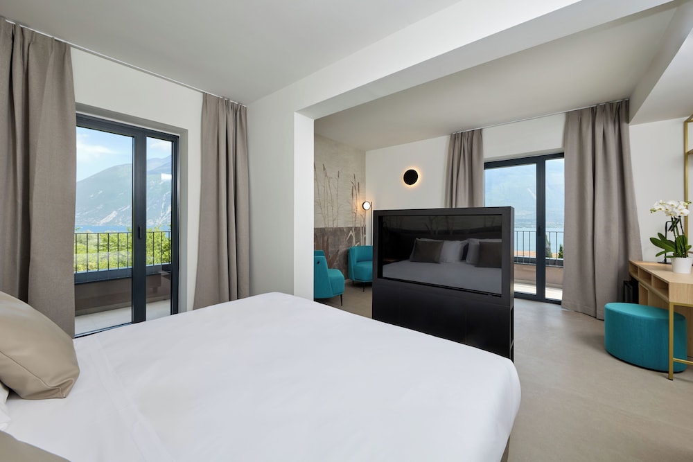 Hotel Royal Village — Hotel rooms in Limone sul Garda, Lombardy