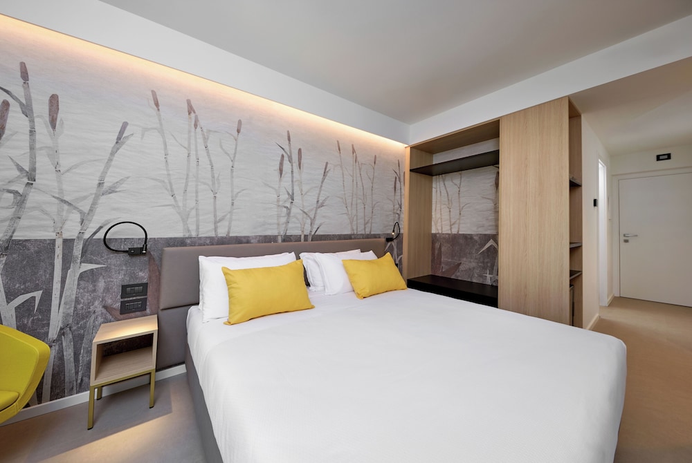 Hotel Royal Village — Hotel rooms in Limone sul Garda, Lombardy