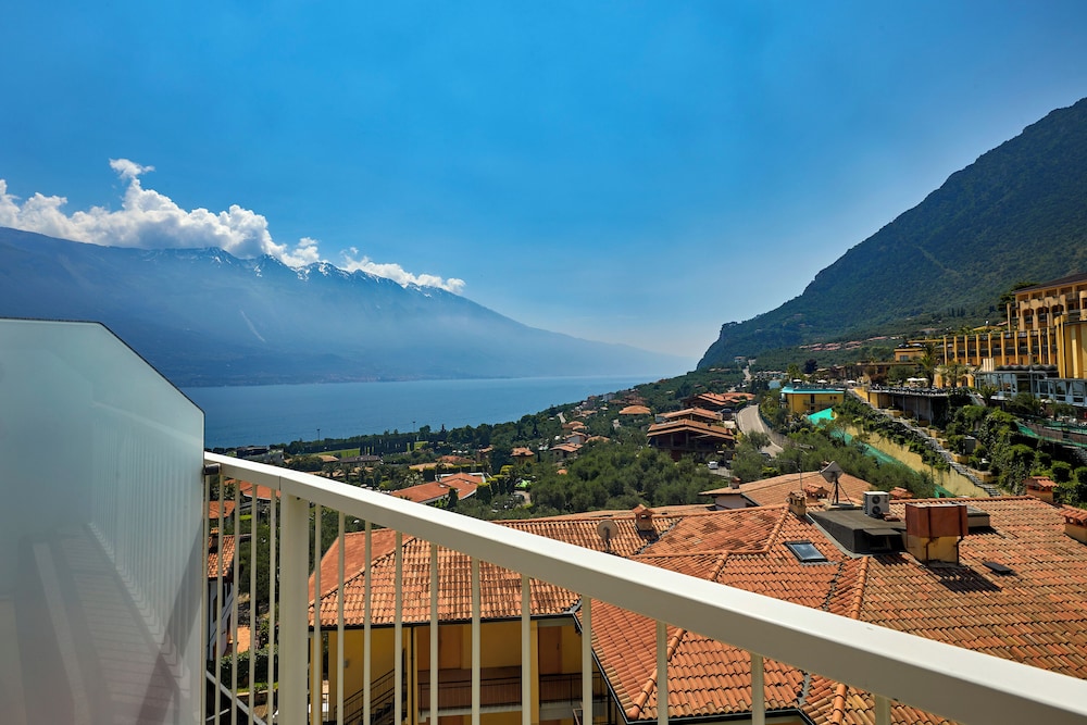 Hotel Royal Village — Hotel rooms in Limone sul Garda, Lombardy