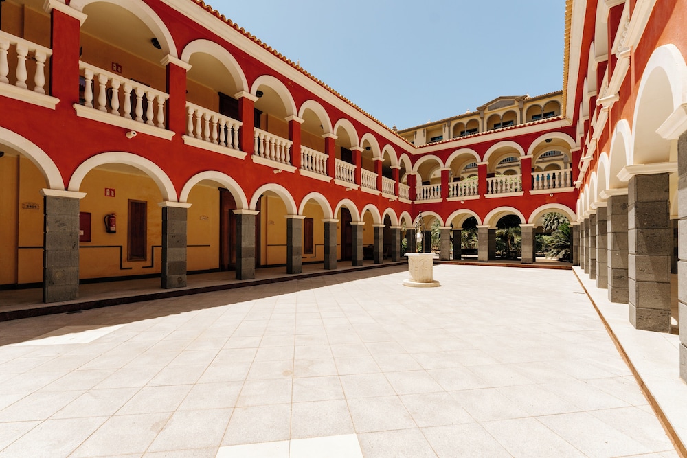 Hotel R2 Río Calma Spa Wellness & Conference — Hotel building in Costa Calma, Canary Islands