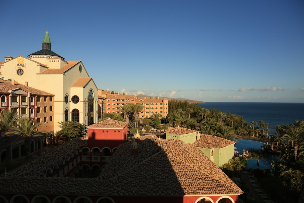 Hotel R2 Río Calma Spa Wellness & Conference — Hotel building in Costa Calma, Canary Islands