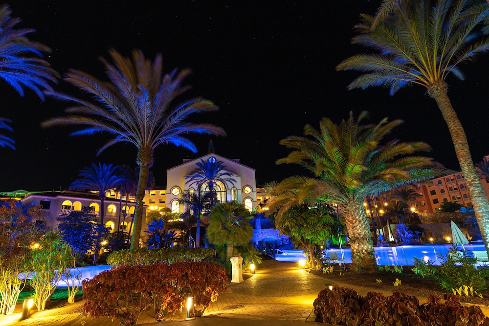 Hotel R2 Río Calma Spa Wellness & Conference — Hotel building in Costa Calma, Canary Islands