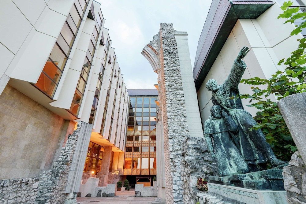 Hilton Budapest — Attractions in the area in Budapest, Budapest