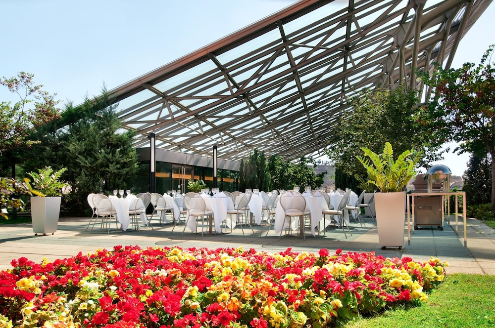 Crowne Plaza Budapest by IHG — Restaurant & bars in Budapest, Budapest