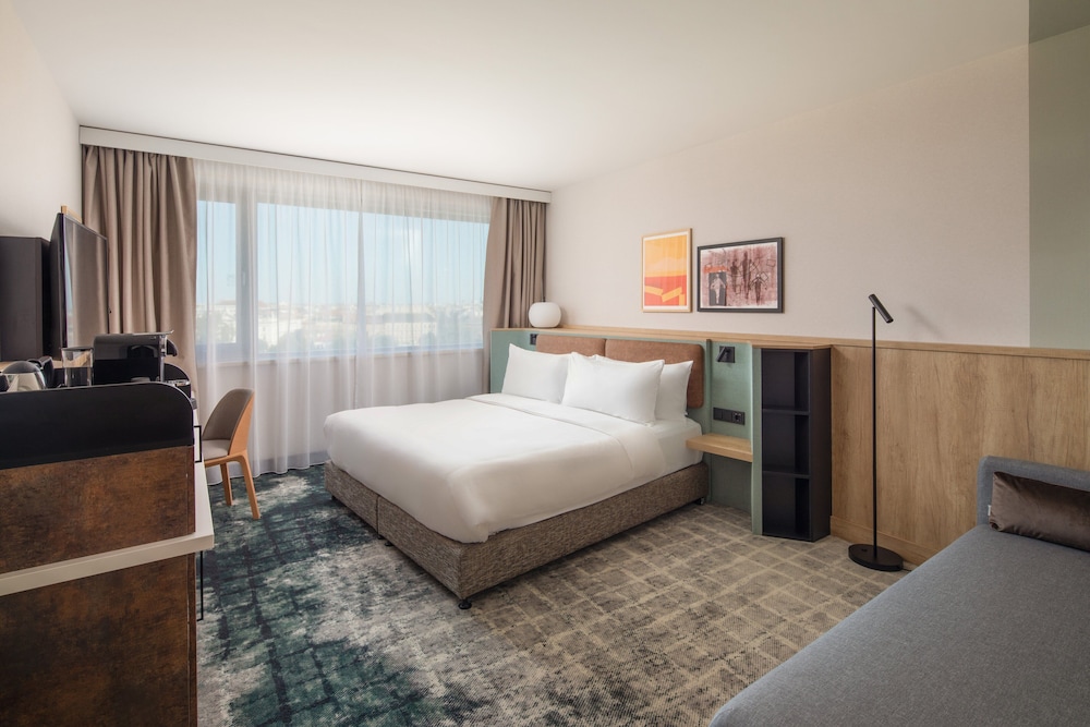 Crowne Plaza Budapest by IHG — Hotel rooms in Budapest, Budapest