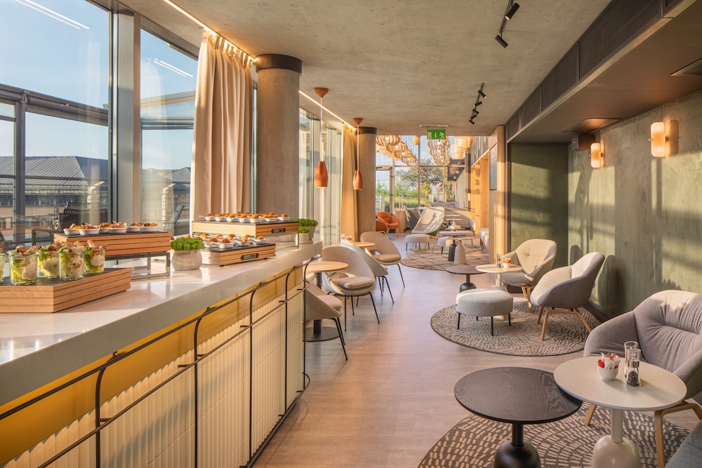 Crowne Plaza Budapest by IHG — Restaurant & bars in Budapest, Budapest