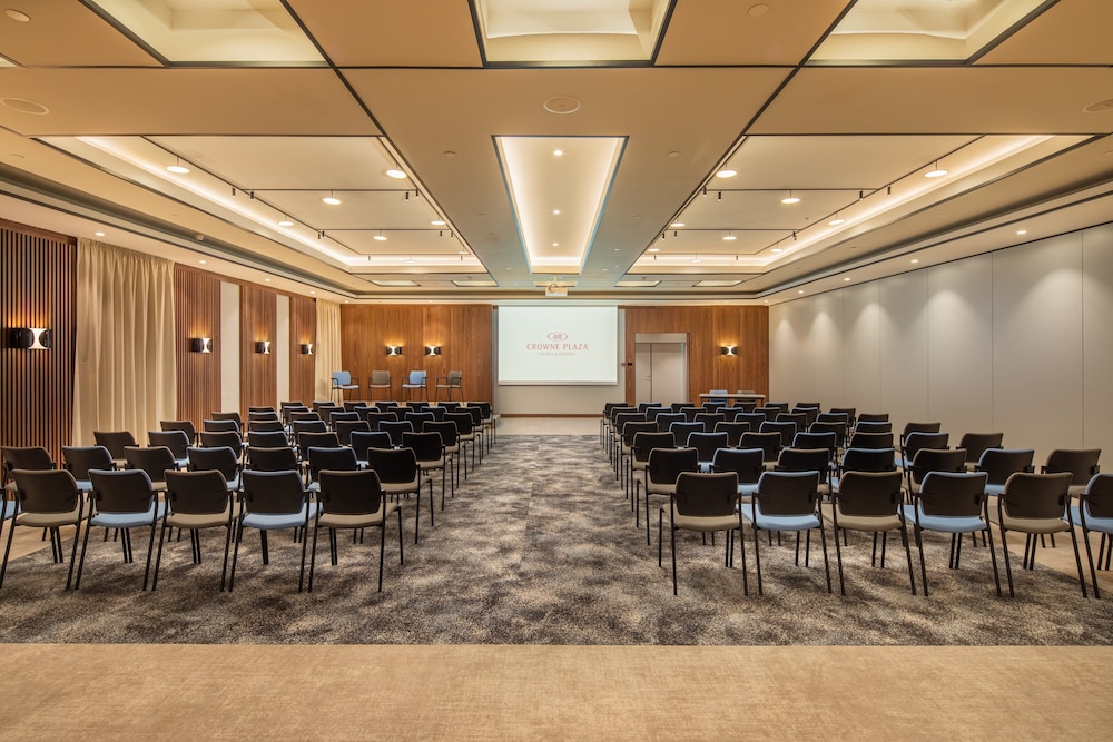 Crowne Plaza Budapest by IHG — Hotel building in Budapest, Budapest