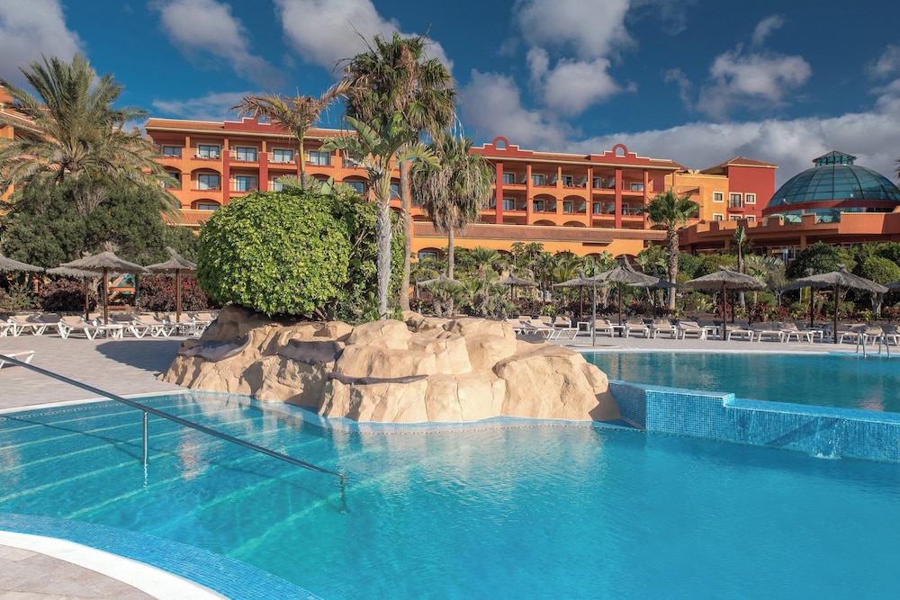 Sheraton Fuerteventura Beach, Golf & Spa Resort — Swimming pool in Costa de Antigua, Canary Islands
