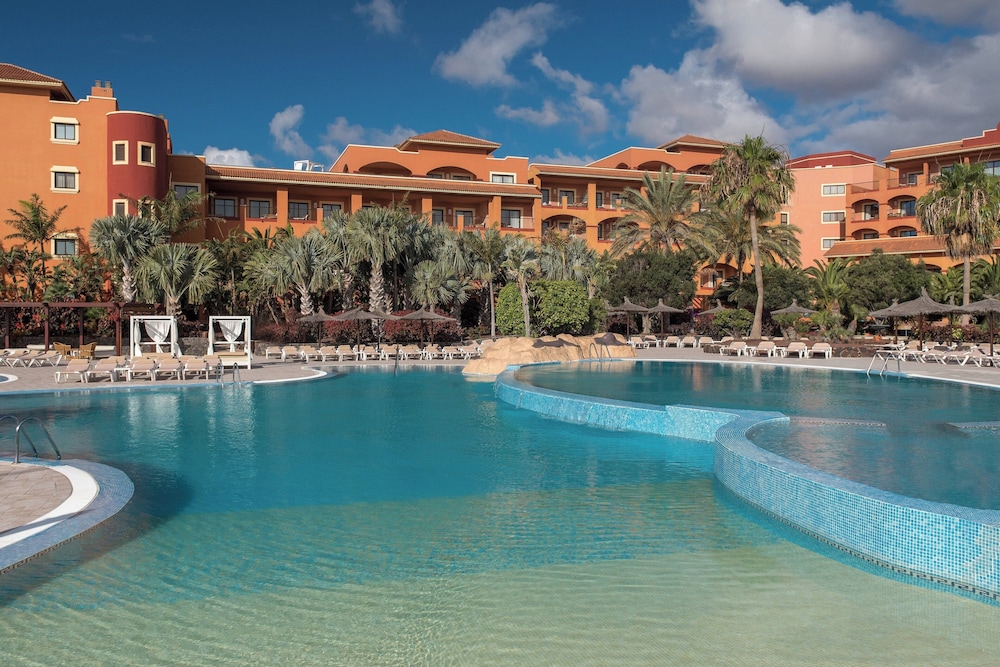Sheraton Fuerteventura Beach, Golf & Spa Resort — Swimming pool in Costa de Antigua, Canary Islands