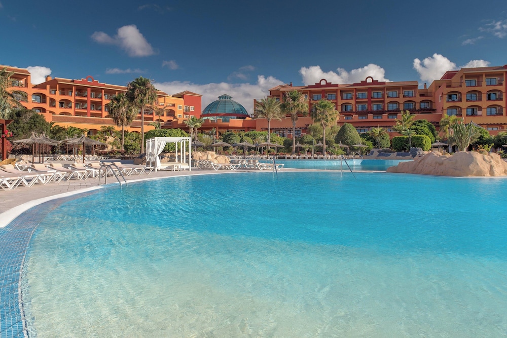 Sheraton Fuerteventura Beach, Golf & Spa Resort — Swimming pool in Costa de Antigua, Canary Islands