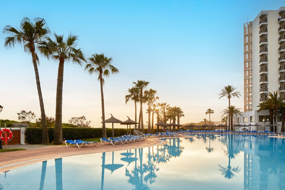 Sol Milanos Pingüinos — Swimming pool in Son Bou, Balearic Islands