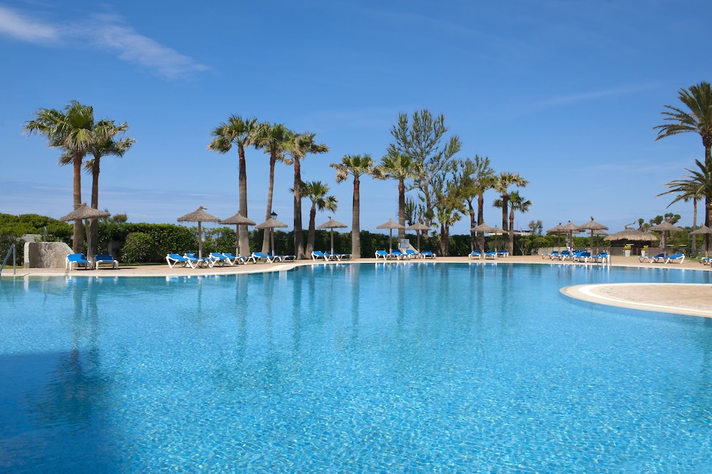 Sol Milanos Pingüinos — Swimming pool in Son Bou, Balearic Islands