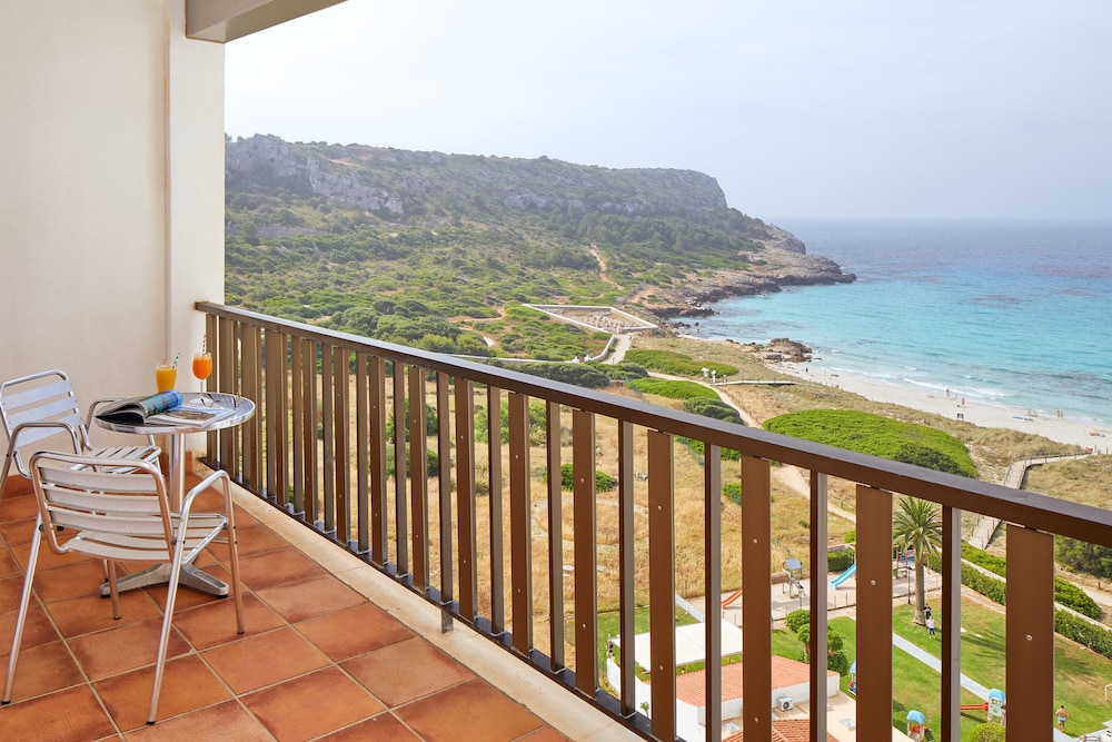Sol Milanos Pingüinos — Beach in Son Bou, Balearic Islands