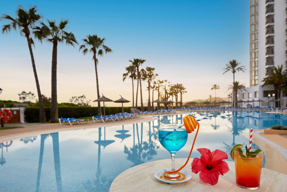 Sol Milanos Pingüinos — Swimming pool in Son Bou, Balearic Islands