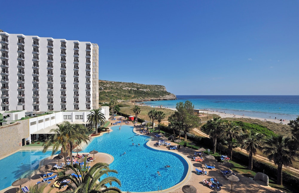 Sol Milanos Pingüinos — Swimming pool in Son Bou, Balearic Islands